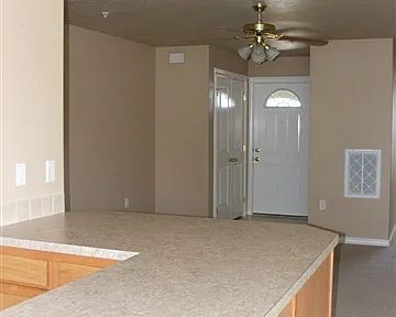 Building Photo - 2 bed / 1 bath ground-floor apartment in a convenient location in west Boise