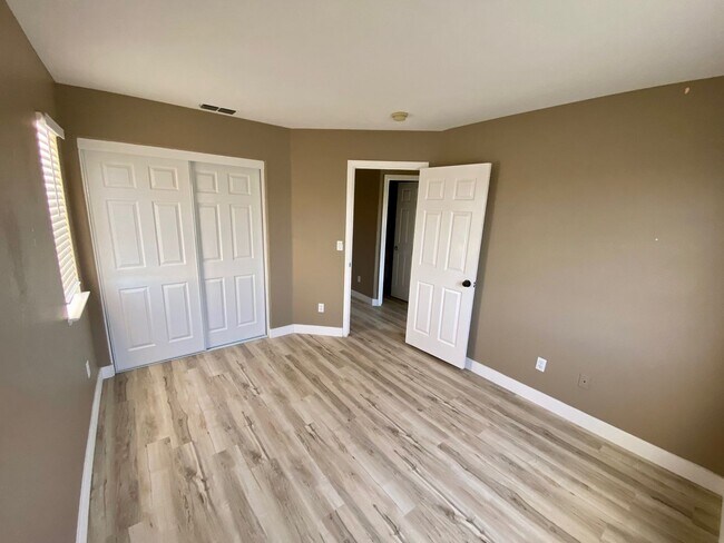 Building Photo - 4 bedroom close to freeway, parks and shopping