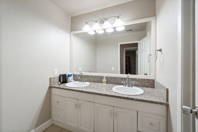 Building Photo - North Fresno 3/2