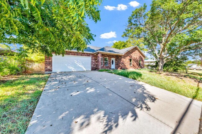 Building Photo - "Charming 3-Bed, 2-Bath Greenville Home with Elegant Granite Countertops!"