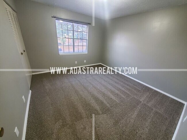 Building Photo - Very Nice Overland Park Duplex-Available in APRIL!!