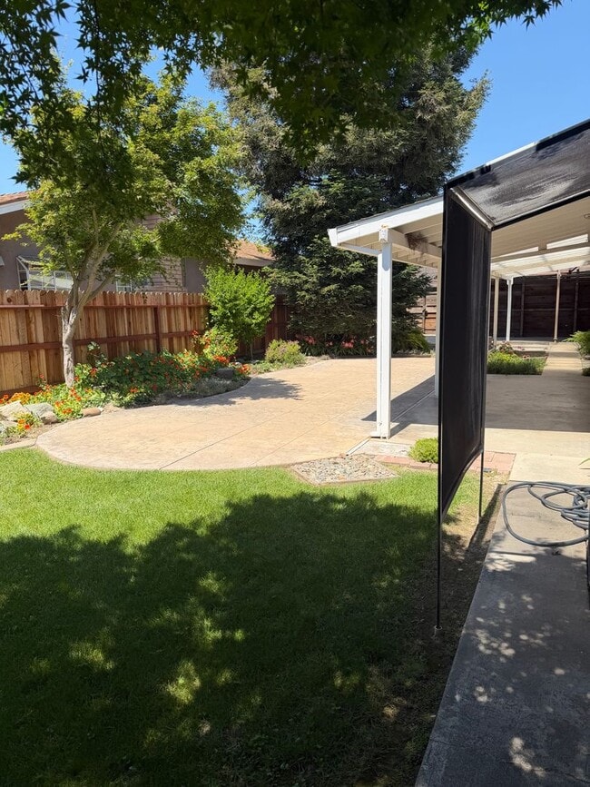 Building Photo - 3 Bedroom 2 bath with Rv Parking