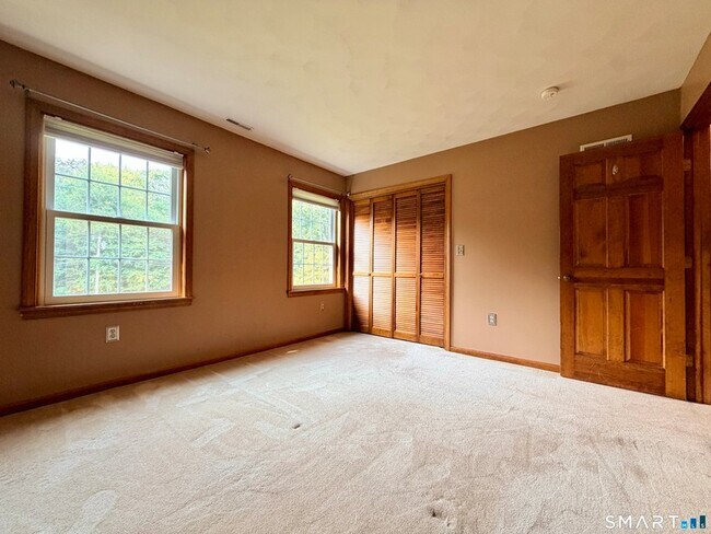 Building Photo - 22 Hyde Park Dr