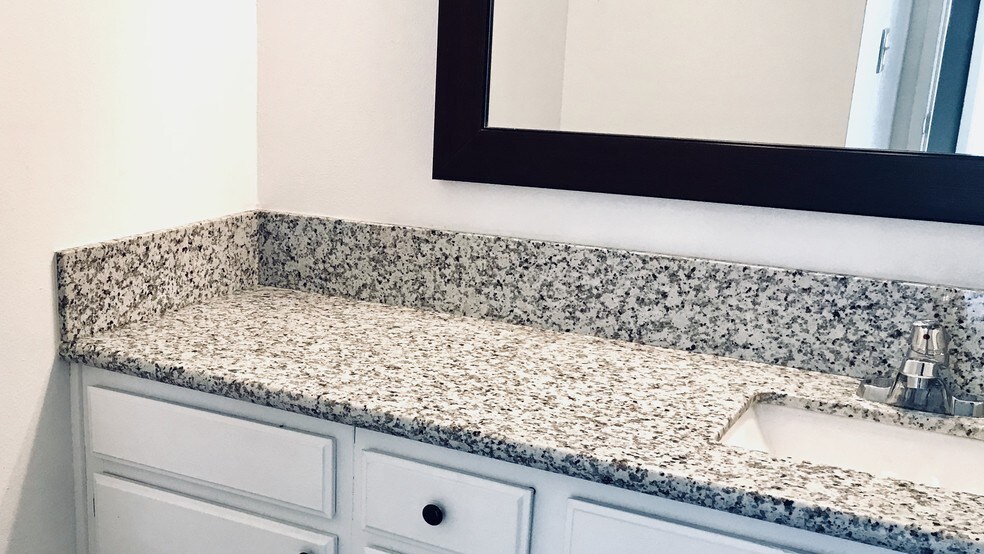 Building Photo - 1190 S Winery Ave