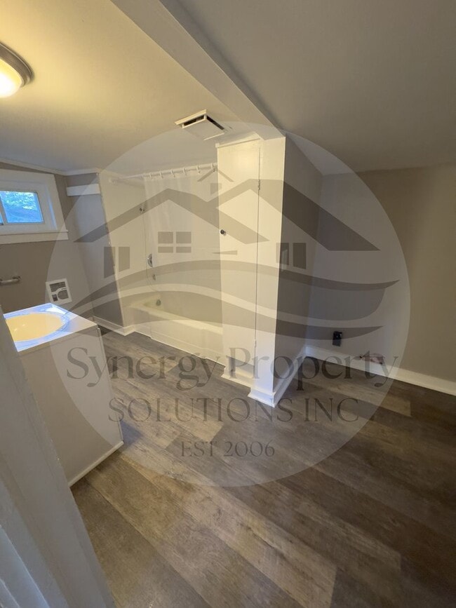 Building Photo - One Bedroom House Available Now
