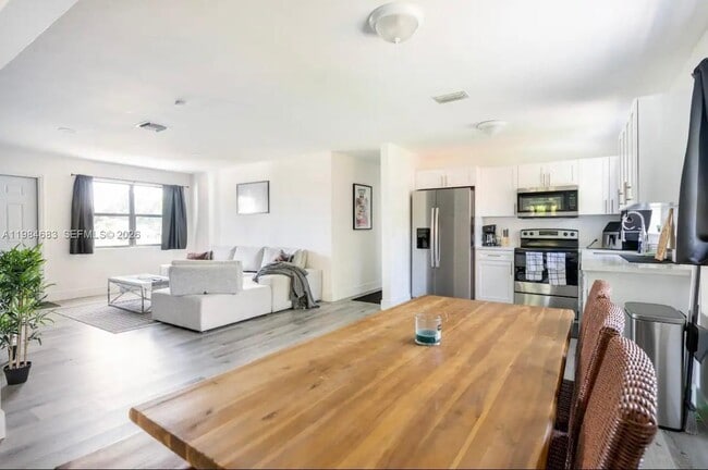 Building Photo - 1200 NW 18th Ct