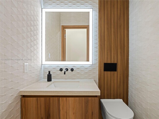 Building Photo - 543 NE 109th St