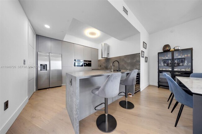 Building Photo - 16001 Collins Ave