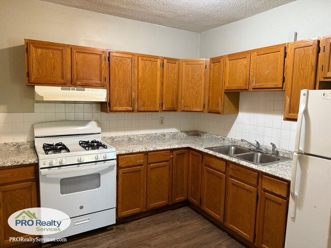 Building Photo - Updated 3 Bedroom House **Free November Re...