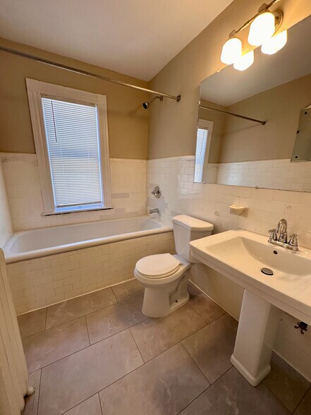 Building Photo - 2216 E Ivanhoe Pl