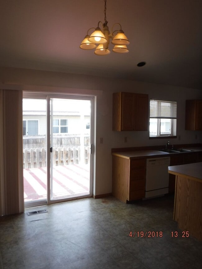 Building Photo - 3 Bedroom Home- Close to Parks and Schools!!- Dog Negotiable!!