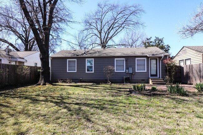 Building Photo - Cozy Bungalow in Brookside area, close to shopping for grocery, coffee shops, restaurants and muc...