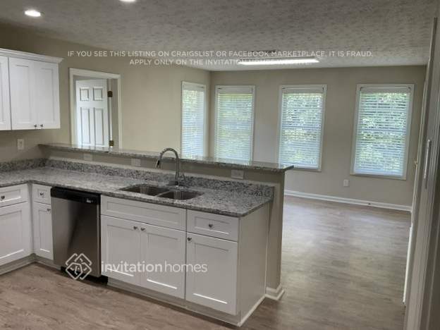 Building Photo - 6658 Point of Woods Dr