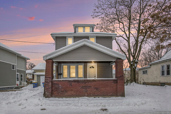 Building Photo - 912 Zeeland Ct NE