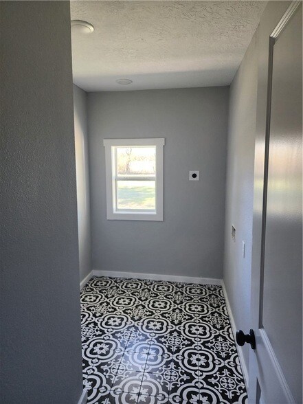 Building Photo - 12877 E State Hwy 21