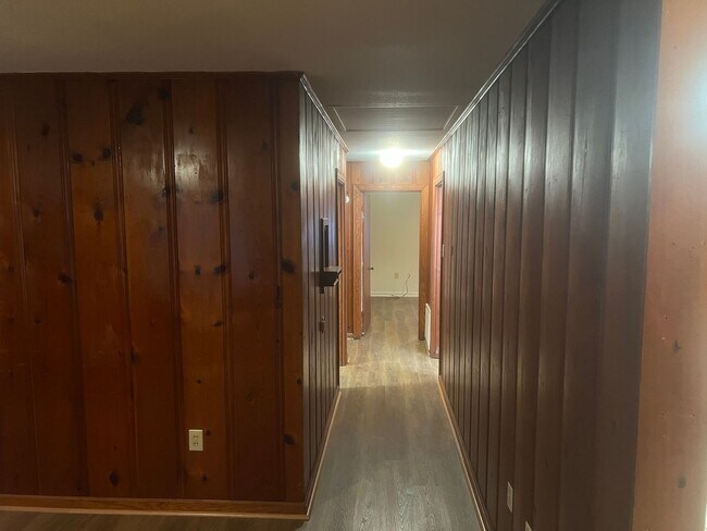 Building Photo - Charming 3 Bed 1 Bath Home