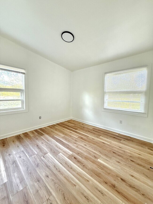 Building Photo - Beautifully Renovated 3 Bedroom Home with Spacious Backyard & Covered Parking