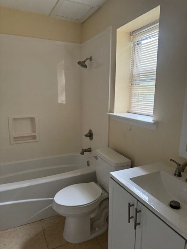 Building Photo - 621-621 Kings Mountain Dr