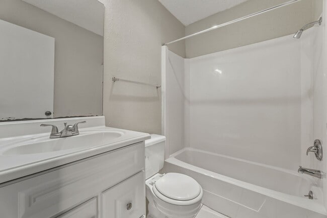 Building Photo - CV-AUS8904 Pineridge