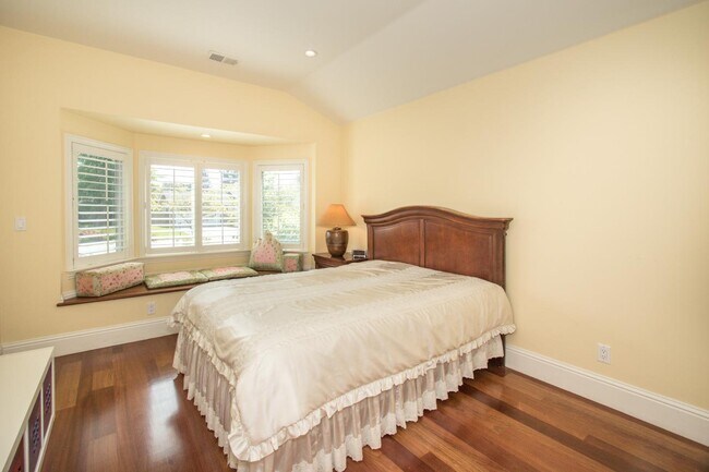 Building Photo - 446 Guadalupe Dr