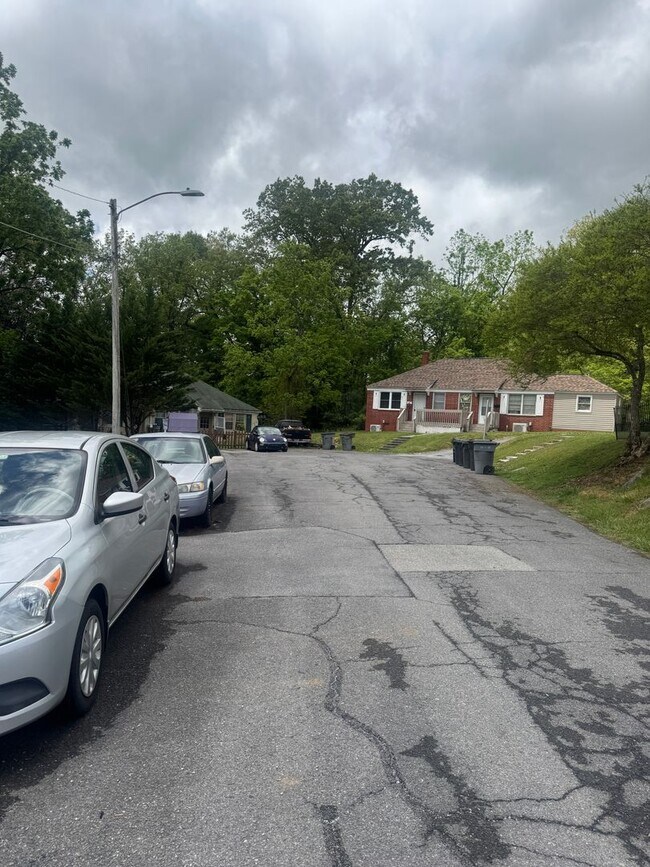 Building Photo - RARE CARSON LANE DUPLEX AVAILABLE