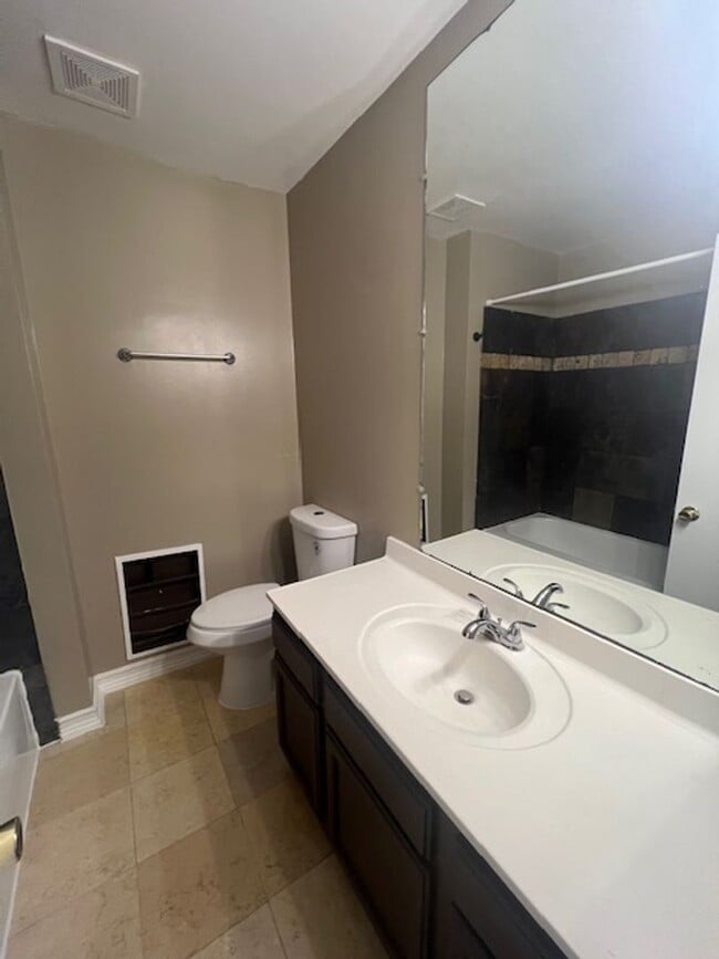 Building Photo - NICE WELL MAINTAINED TOWNHOME