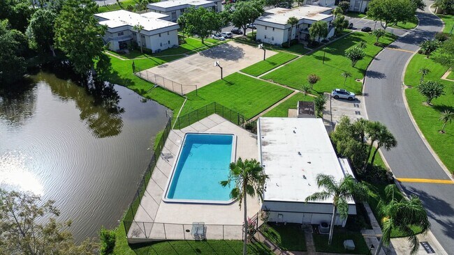 Building Photo - Well appointed 2/2  1st floor condo in beautiful Winter Garden. Available Now!