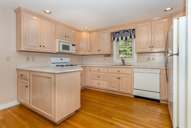 Building Photo - 34 Brush Hill Ln
