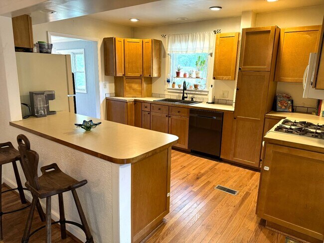 Building Photo - 144 Waukazoo Dr