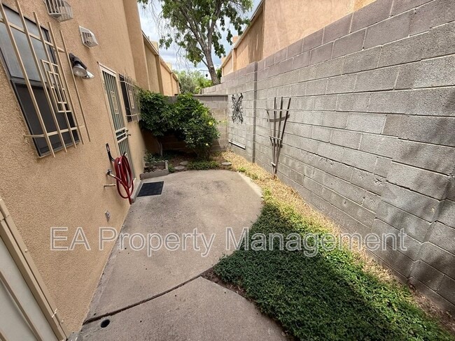 Building Photo - 2816 Enebro St NE