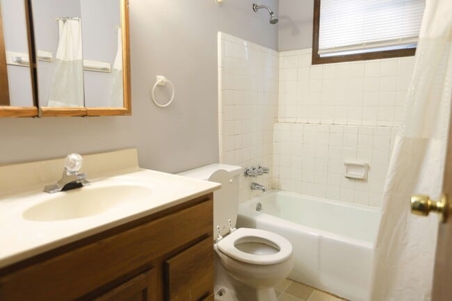 Building Photo - 2037 Andrew St SE