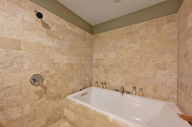 Building Photo - Prime Location, Luxurious Living!