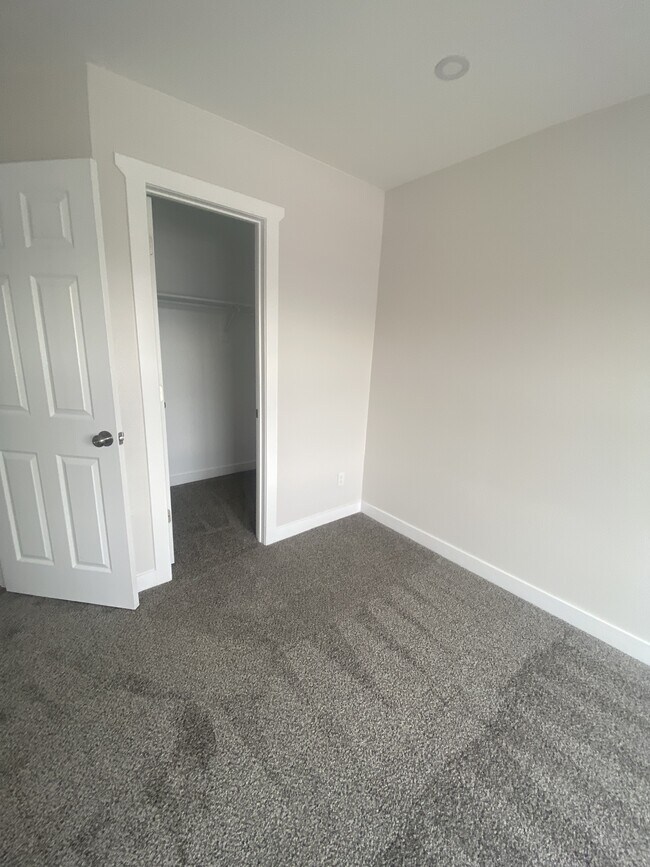 Building Photo - 1341 N Stratton Ave