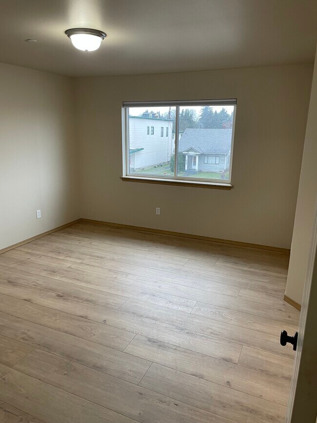 Building Photo - 3010 Everett Ave