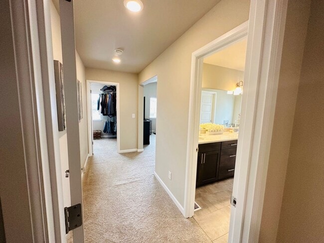 Building Photo - Spacious 4 bed 2.5 bath house in Cascade-Fairwood AC