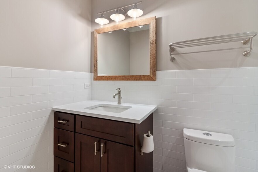 bathroom - 220 E Illinois St