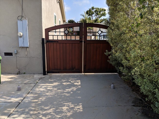 Driveway Gate - 5121 W 140th St