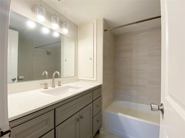 Building Photo - 515 Tallowood Rd