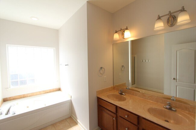 Building Photo - Homewood Area - Oxmoor Glen - Minutes to Downtown & UAB