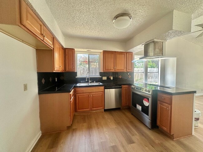 Building Photo - AVAILABLE NOW!