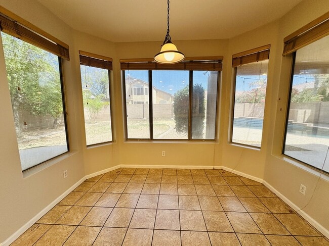 Building Photo - 672 W Raven Dr