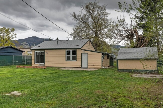 Building Photo - 2 Bed - 1 Bath - Pet Friendly