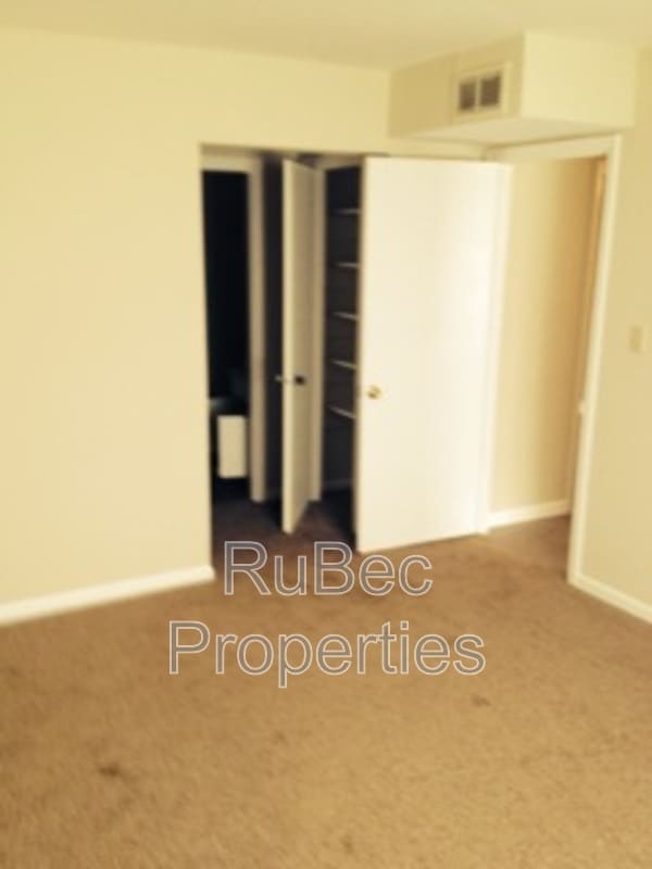 Building Photo - 702 Farmhurst Dr