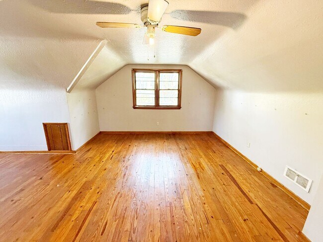 Building Photo - 3 BED 1 BATH BEAUTIFUL SINGLE FAMILY HOME