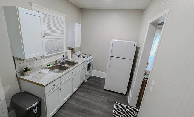 Building Photo - 10415-10415 Bernard Ave