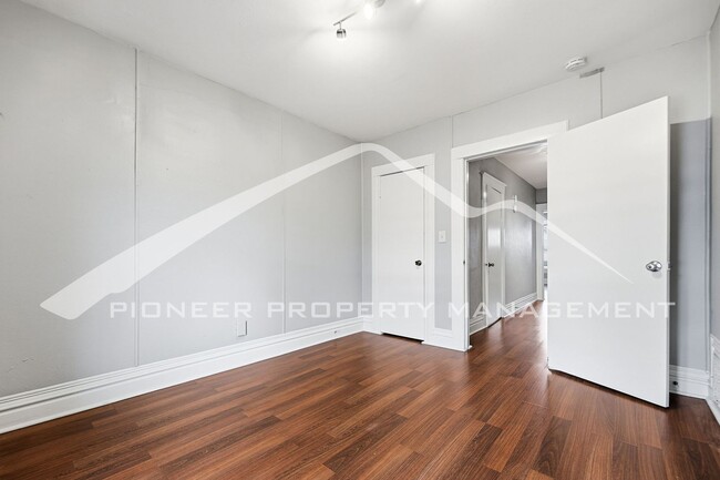 Building Photo - Charming Townhouse with Central AC and Great Location!