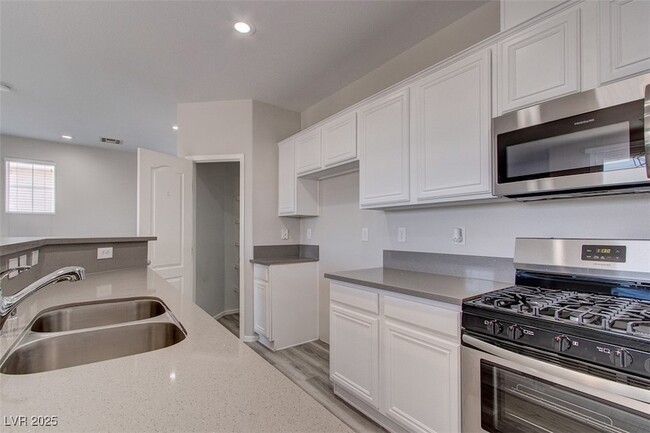 Building Photo - 23 Hudson Canyon St