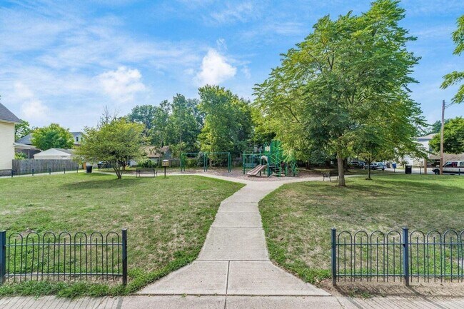 Building Photo - 2339 Summit St