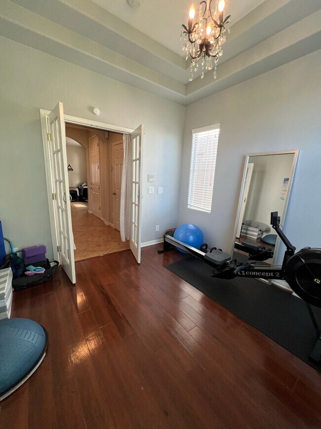 Building Photo - ABSOLUTELY AMAZING! Large 4 bedroom 2 stor...