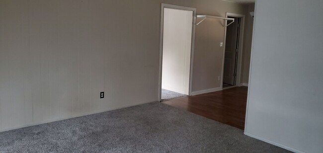 Building Photo - 1602 Crescent Dr